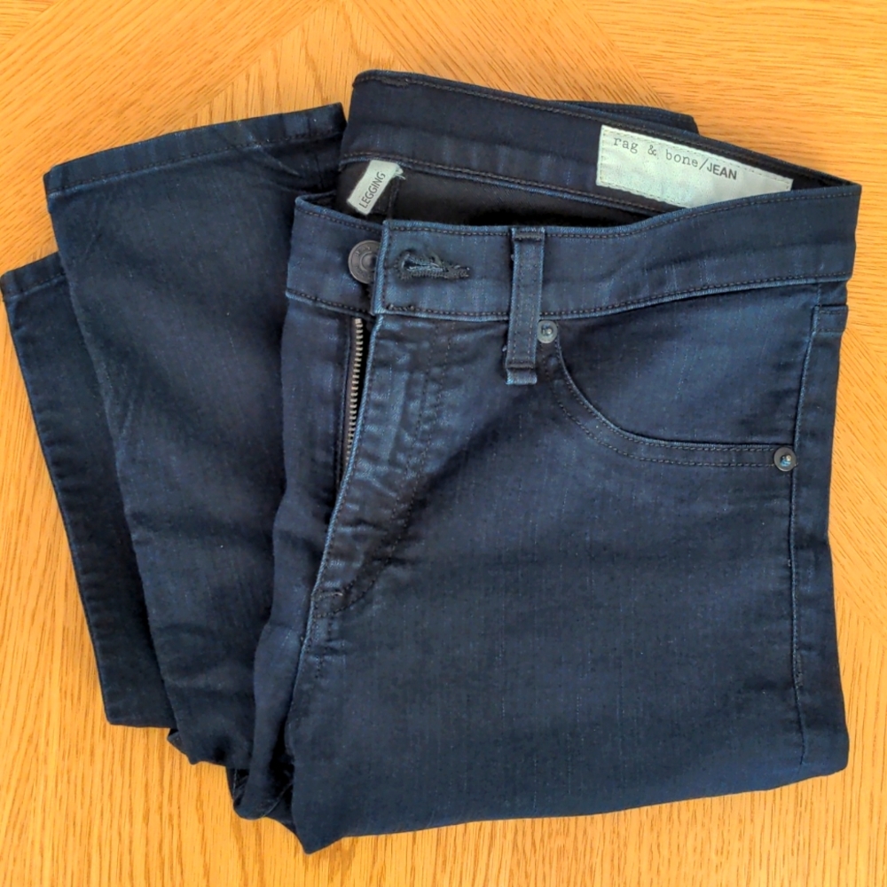 Beautiful out of stock color, dark midnight denim legging. Size 28.